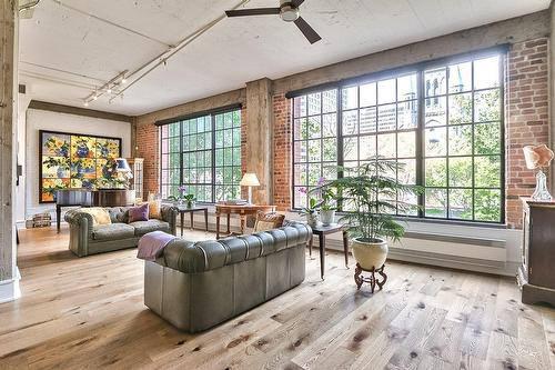 Salon - 501-502-454 Rue De La Gauchetière O., Montréal (Ville-Marie), QC - Indoor