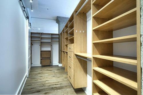 Penderie (Walk-in) - 501-502-454 Rue De La Gauchetière O., Montréal (Ville-Marie), QC -  With Exterior