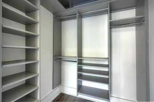 Penderie (Walk-in) - 501-502-454 Rue De La Gauchetière O., Montréal (Ville-Marie), QC - Indoor