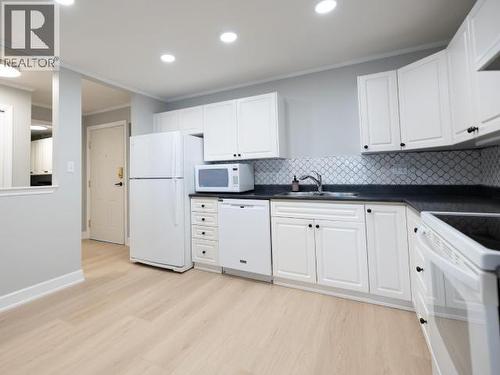 202-4685 Joyce Ave, Powell River, BC - Indoor Photo Showing Kitchen With Double Sink