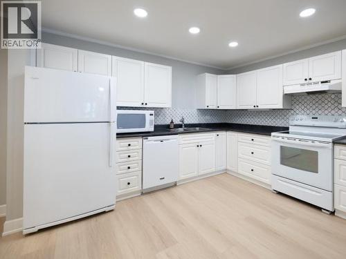 202-4685 Joyce Ave, Powell River, BC - Indoor Photo Showing Kitchen