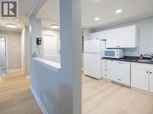 202-4685 Joyce Ave, Powell River, BC - Indoor Photo Showing Kitchen