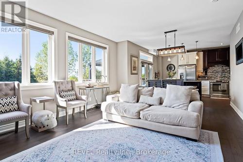 5767 Osprey Avenue, Niagara Falls (Forestview), ON - Indoor Photo Showing Living Room