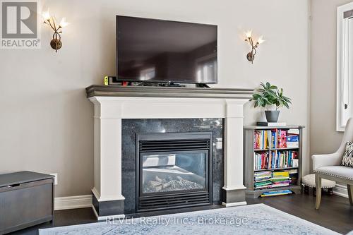 5767 Osprey Avenue, Niagara Falls (Forestview), ON - Indoor Photo Showing Living Room With Fireplace