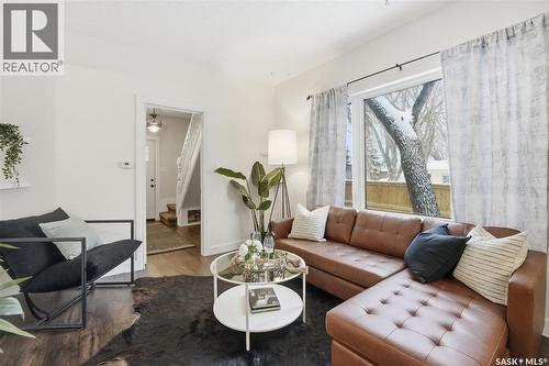 201 28Th Street W, Saskatoon, SK - Indoor Photo Showing Living Room