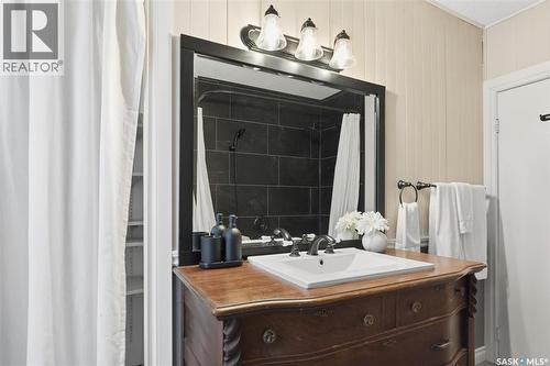 201 28Th Street W, Saskatoon, SK - Indoor Photo Showing Bathroom