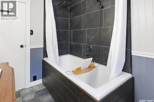 201 28Th Street W, Saskatoon, SK - Indoor Photo Showing Bathroom