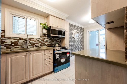 3376 Nighthawk Trail, Mississauga, ON - Indoor Photo Showing Kitchen With Upgraded Kitchen