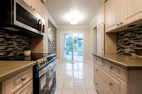 3376 Nighthawk Trail, Mississauga, ON - Indoor Photo Showing Kitchen