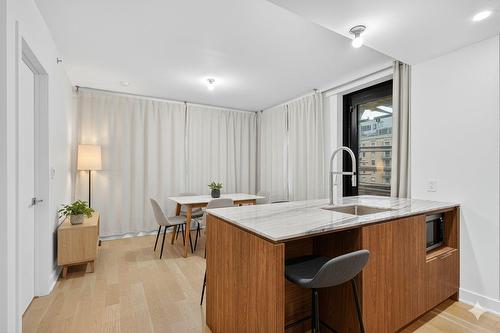 Kitchen - 401-2060 Rue Peel, Montréal (Ville-Marie), QC - Indoor Photo Showing Kitchen