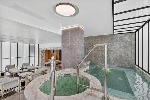 Pool - 401-2060 Rue Peel, Montréal (Ville-Marie), QC - Indoor Photo Showing Other Room