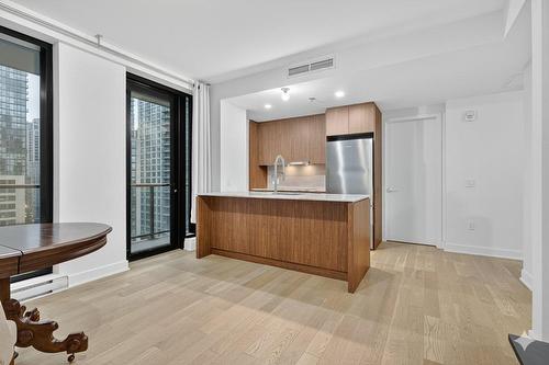 Living room - 401-2060 Rue Peel, Montréal (Ville-Marie), QC - Indoor Photo Showing Kitchen