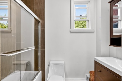 Bathroom - 17  - 19 Av. Legrand, Laval (Laval-Des-Rapides), QC - Indoor Photo Showing Bathroom