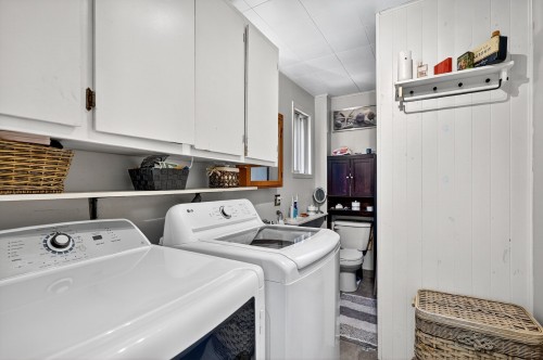 Bathroom - 17  - 19 Av. Legrand, Laval (Laval-Des-Rapides), QC - Indoor Photo Showing Laundry Room