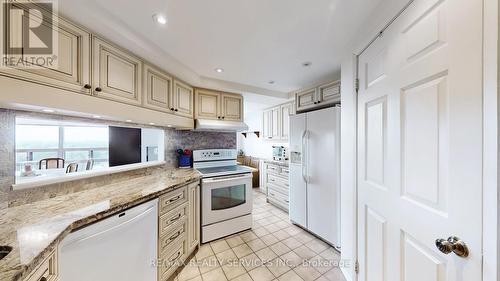 909 - 330 Mill Street S, Brampton, ON - Indoor Photo Showing Kitchen