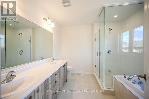 377 Provident Way, Hamilton, ON - Indoor Photo Showing Bathroom