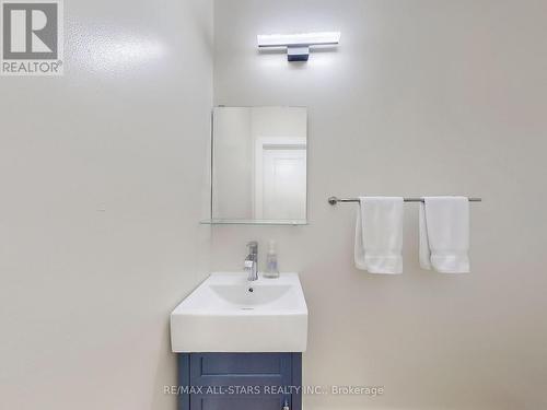 105 Betty Ann Drive, Toronto, ON - Indoor Photo Showing Bathroom