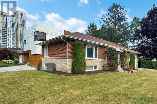 105 Betty Ann Drive, Toronto, ON - Outdoor