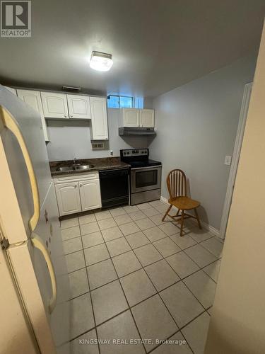 3910 Baggins Court, Mississauga, ON - Indoor Photo Showing Kitchen