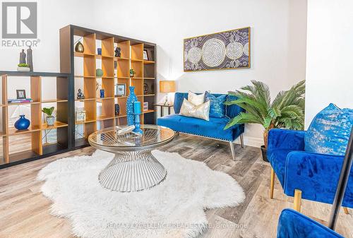 230 - 101 Bristol Road E, Mississauga, ON - Indoor Photo Showing Living Room