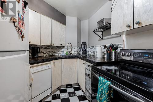505 - 25 Maitland Street, Toronto, ON - Indoor Photo Showing Kitchen