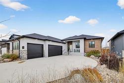 29 RIVER SPRINGS DR  West St Paul, MB R4A 0E5