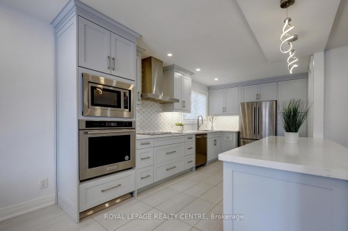 1416 Monaghan Circle, Mississauga, ON - Indoor Photo Showing Kitchen With Upgraded Kitchen