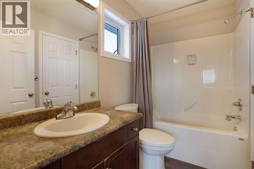 Top Floor - Main Bathroom - 322 17 Street E, Brooks, AB - Indoor Photo Showing Bathroom