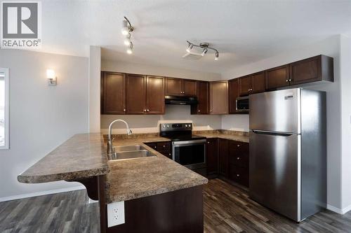 322 17 Street E, Brooks, AB - Indoor Photo Showing Kitchen With Double Sink