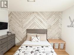 Bedroom - washed wood accent wall - 