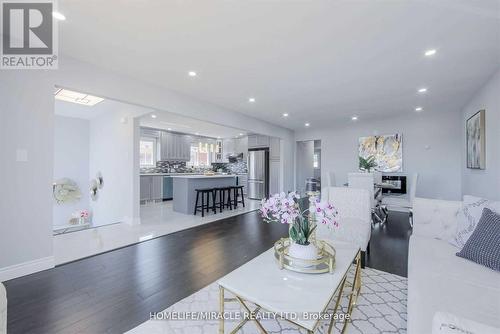 4000 Key Court, Mississauga, ON - Indoor Photo Showing Living Room