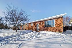 51 HAWKINS CR  Winnipeg, MB R2N 1H7