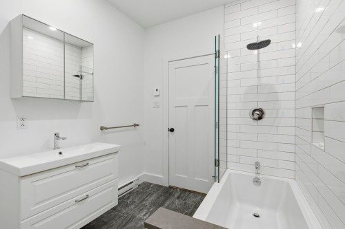 Bathroom - 4865 Rue Ste-Émilie, Montréal (Le Sud-Ouest), QC - Indoor Photo Showing Bathroom