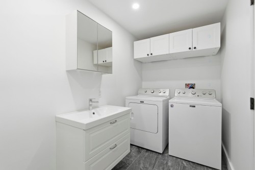 Bathroom - 4865 Rue Ste-Émilie, Montréal (Le Sud-Ouest), QC - Indoor Photo Showing Laundry Room
