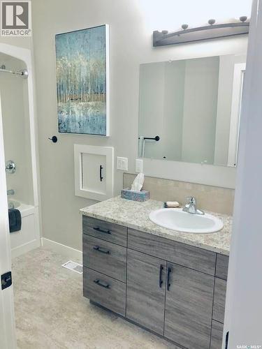 9 Warren Street S, Redvers, SK - Indoor Photo Showing Bathroom