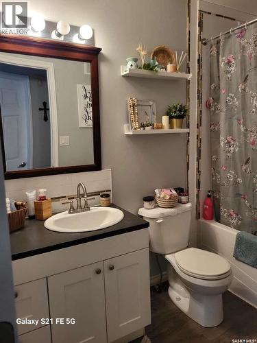 210 Douglas Place, Waseca, SK - Indoor Photo Showing Bathroom