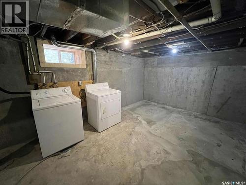 1096 Algoma Avenue, Moose Jaw, SK - Indoor Photo Showing Laundry Room