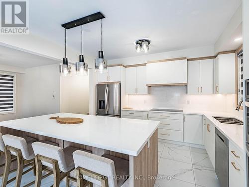 8 Vetch Street, Brampton, ON - Indoor Photo Showing Kitchen With Upgraded Kitchen