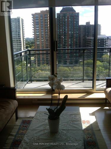 1603 - 95 Bronson Avenue, Ottawa, ON - Indoor Photo Showing Living Room