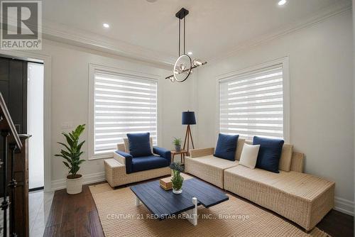 164 Elmhurst Drive, Toronto, ON - Indoor Photo Showing Living Room