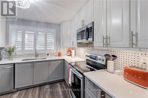 48 - 2825 Gananoque Drive, Mississauga, ON - Indoor Photo Showing Kitchen With Upgraded Kitchen