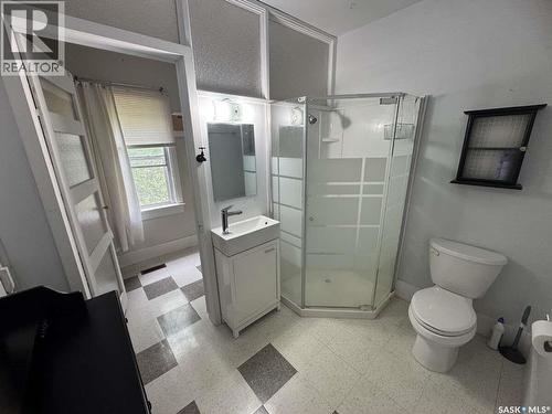114 3Rd Avenue, Climax, SK - Indoor Photo Showing Bathroom