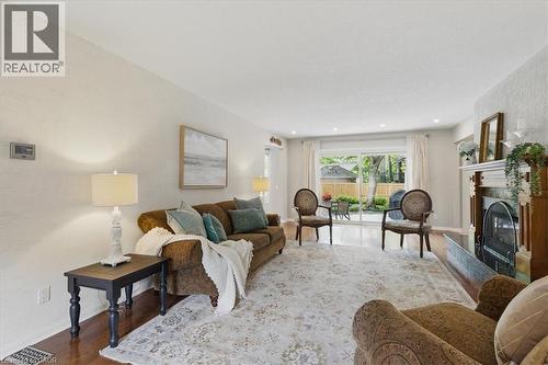 348 Old Stone Road, Waterloo, ON - Indoor Photo Showing Living Room