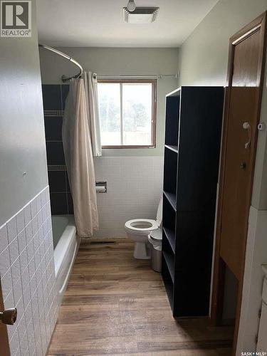 506 1St Avenue W, Leader, SK - Indoor Photo Showing Bathroom