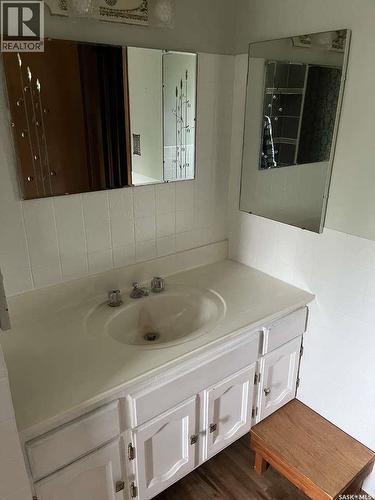 506 1St Avenue W, Leader, SK - Indoor Photo Showing Bathroom