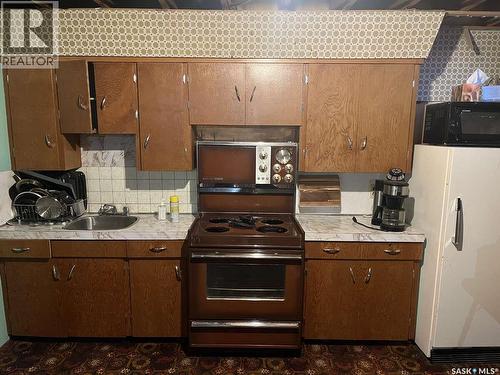 506 1St Avenue W, Leader, SK - Indoor Photo Showing Kitchen