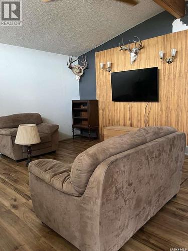 506 1St Avenue W, Leader, SK - Indoor Photo Showing Living Room