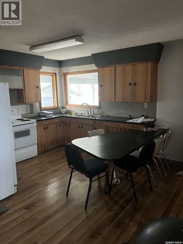 506 1St Avenue W, Leader, SK - Indoor