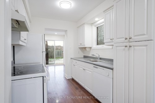 796 Thistle Down Court, Mississauga, ON - Indoor Photo Showing Kitchen With Double Sink
