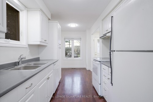 796 Thistle Down Court, Mississauga, ON - Indoor Photo Showing Kitchen With Double Sink